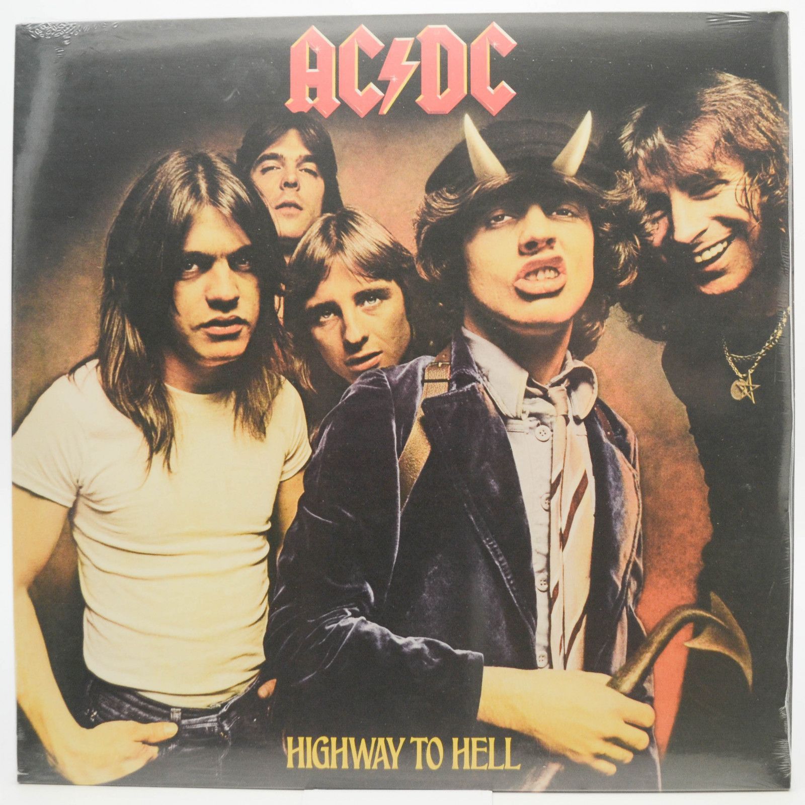 Ac/dc highway to hell 1979 обложка. Highway to hell ac dc слушать. Ac dc хайвей ту хелл обложка. Ac dc highway to hell обложка. Ac dc highway to hell обложка альбома.