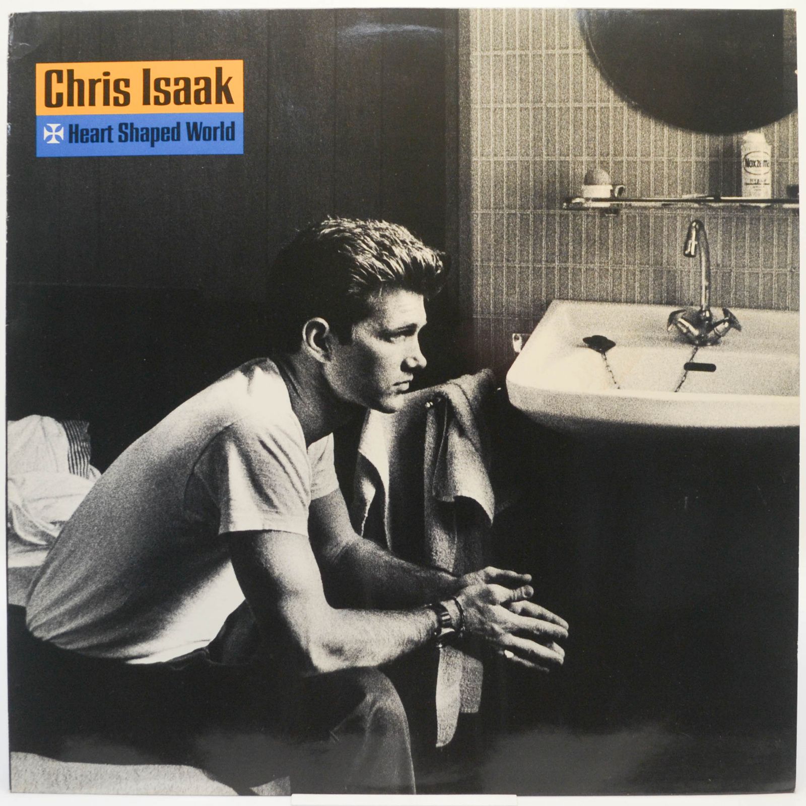 Wicked game chris. Chris Isaak Heart Shaped World 1989. Виниловая пластинка Chris Isaak. Chris Isaak обложки. Heart Shaped World Крис Айзек.